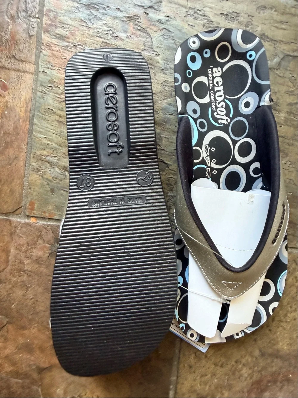 Aerosoft Silver Women’s Metallic White & Black Flip Flop Sandals Size 7